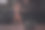 一个女人在一个旧车库用锤子和轮胎训练图片下载