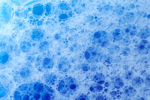 泡沫泡沫。蓝色的肥皂泡背景。纹理泡沫特写。泡沫水肥皂泡沫背景。图片下载