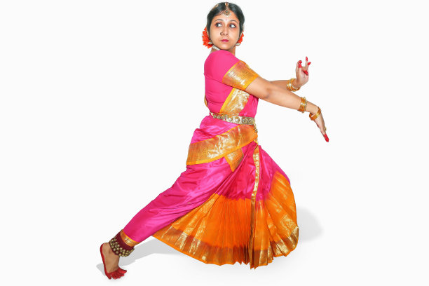 印度女舞者全裸表演古典舞蹈(婆罗多那陀)在传统服装孤立的白色背景图片下载