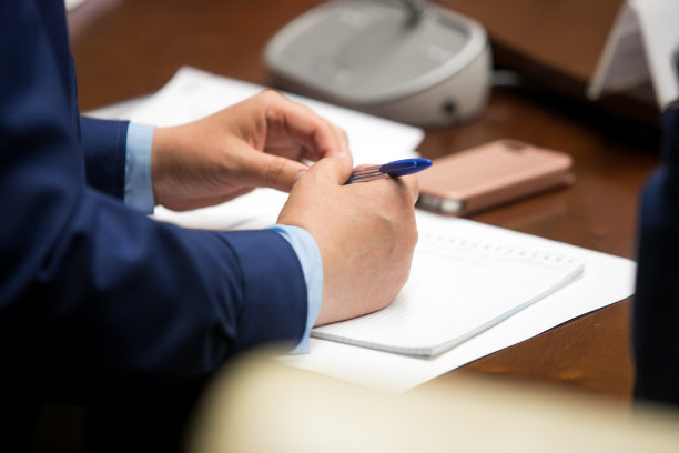 手里拿着笔的商人图片下载