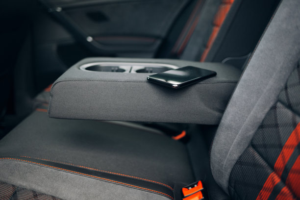 手机在现代汽车的掀背扶手上图片下载