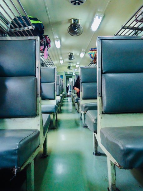 这是泰国火车的三等车厢图片下载