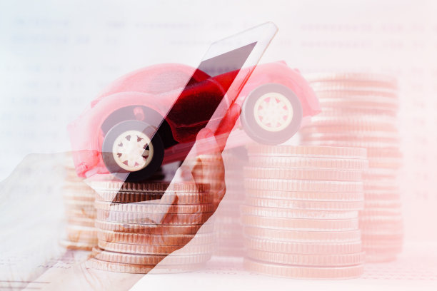 双曝光的手与移动和汽车上的堆栈硬币为商业和金融背景图片下载