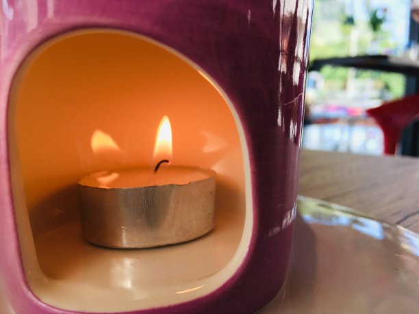 烛火在陶罐中燃烧图片下载