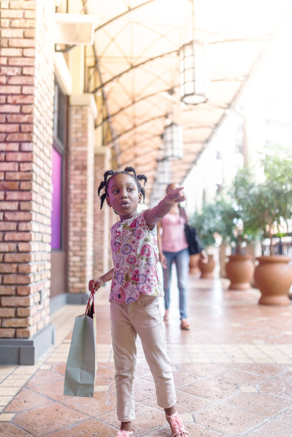 拿着购物袋的小女孩图片下载
