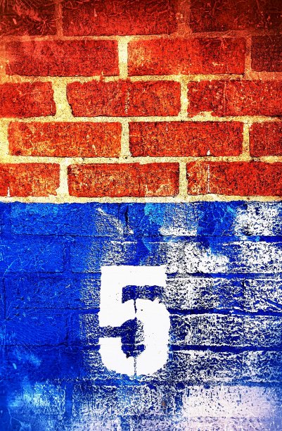 蓝色砖墙上的五号图片下载