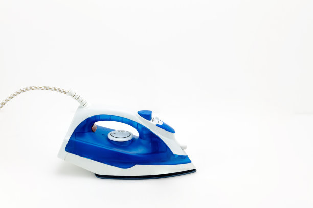 蓝色和白色的熨斗在白色垫子的背景上图片下载