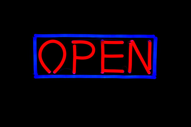 典型的“开放”餐厅霓虹灯招牌在黑色孤立的背景。蓝色和红色的霓虹灯。图片下载