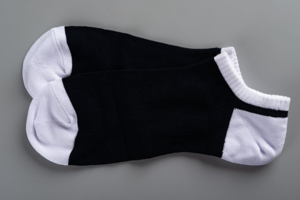 灰色背景下的白色和黑色袜子图片下载