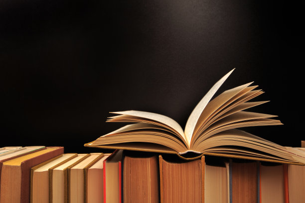 打开黑板背景上的书。——图片图片下载