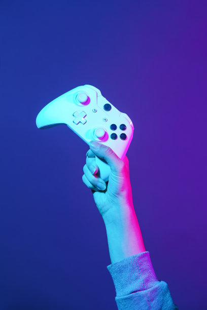 手与白色手柄在深紫色的背景。图片下载