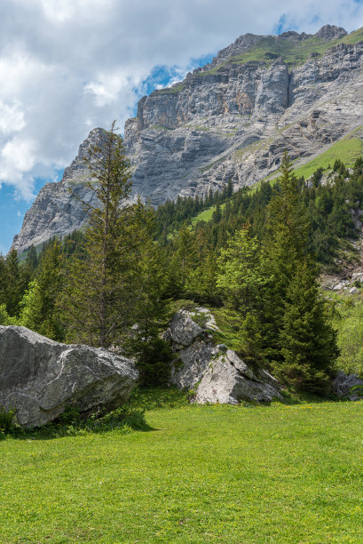 Kandersteg附近的Oeschinensee湖的风景图片下载