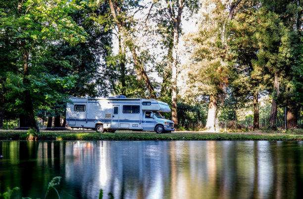 在南智利森林或公园的房车家庭旅行图片下载