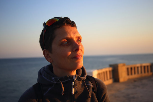 一个短发女人在海边的旅游景点放松图片下载