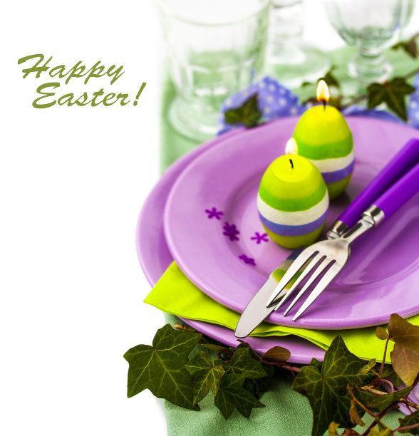 复活节餐桌上的蜡烛。图片下载