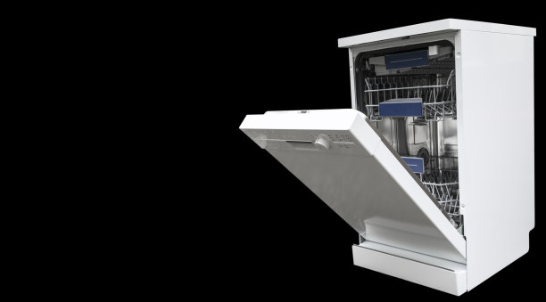 洗碗机孤立在黑色背景上。内部货架的洗碗机分配盘子和篮子的餐具。全新开放洗碗机关闭。干餐具特写镜头图片下载