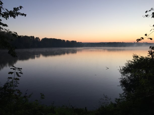 湖在晨光中图片下载