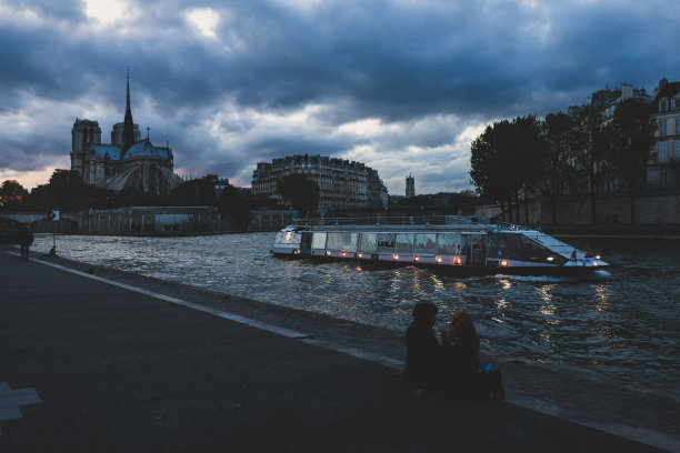 巴黎塞纳河岸边的夜晚图片下载