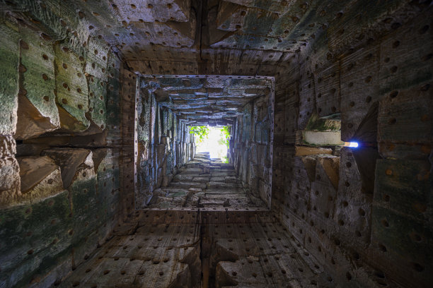 被困在一个深洞里图片下载