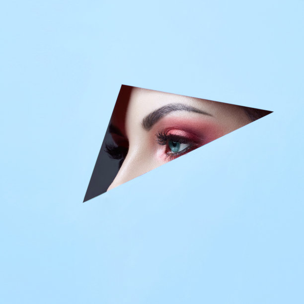 女人在一个圆洞里绕着紫色的背景，美妆化妆品自然时尚，复制空间广告。专业的化妆完美的皮肤和闪亮的口红。广告横幅，书籍封面图片下载