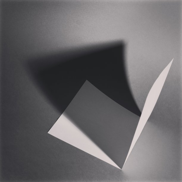 纸张在灰色背景上的抽象照片图片下载