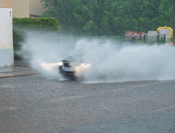 暴风雨过后，路被水淹没了图片下载