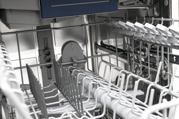 内部货架的洗碗机分配盘子和篮子的餐具。全新开放洗碗机关闭。干餐具特写镜头图片下载