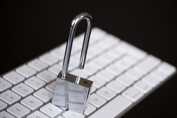 电脑键盘上的不锈钢挂锁。PC网络安全、数据安全及防病毒概念。——图片图片下载