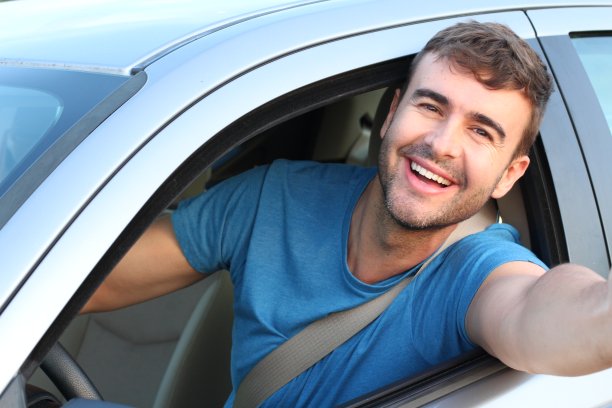 帅气的司机在自拍图片下载