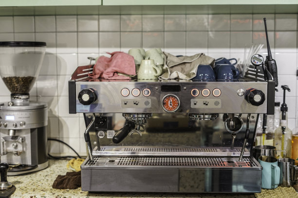 厨房吧台的咖啡机图片下载