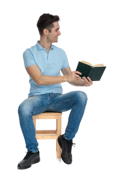 一个积极随意的人在旁边展示一本书图片下载