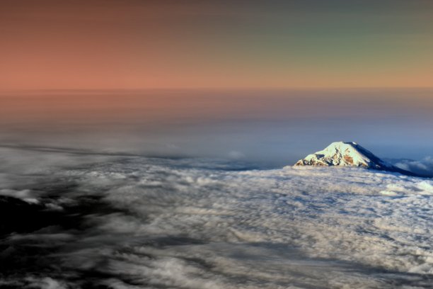 厄瓜多尔通古拉瓦火山，面积为5023平方公里，图片下载