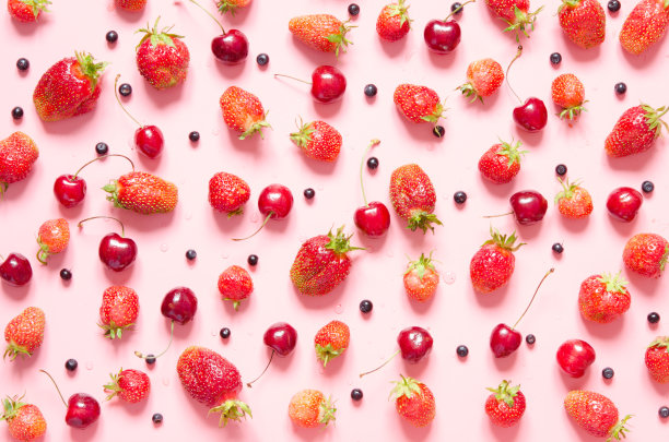 粉色背景上有草莓、樱桃和蓝莓。平躺，俯视图。——图片图片下载