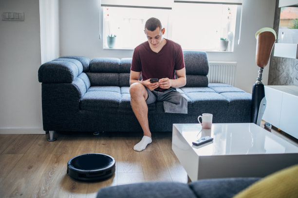 残疾人坐在沙发上打电话图片下载