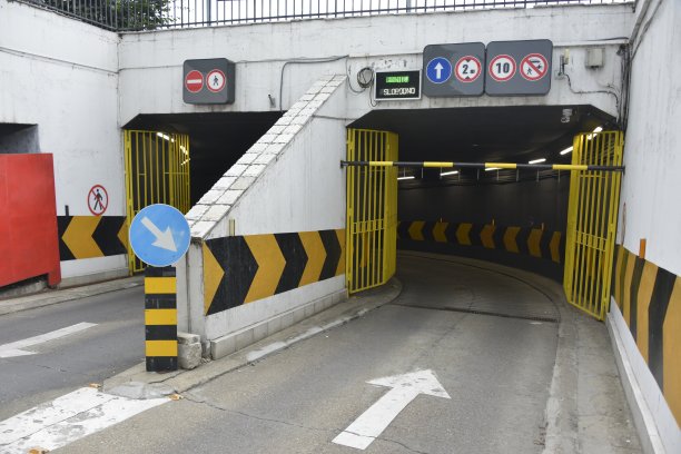 地下公共车库的入口图片下载