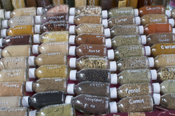 玻璃瓶里装满了各种香料图片下载