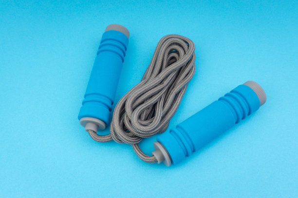 跳绳或跳绳孤立在蓝色背景图片下载