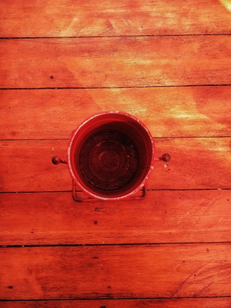 一张带杯子的木桌。图片下载