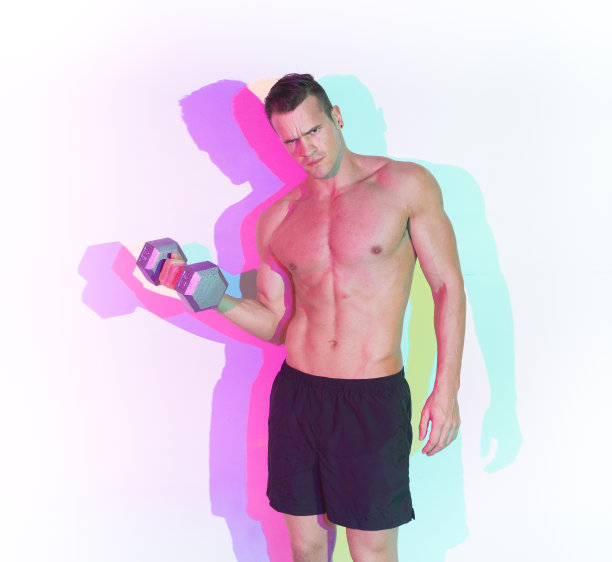 英俊的年轻人举着哑铃图片下载