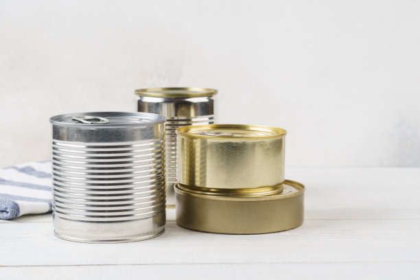 各种带食品蜜饯的密封罐头。图片下载