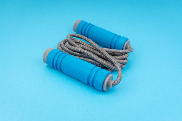 跳绳或跳绳孤立在蓝色背景图片下载