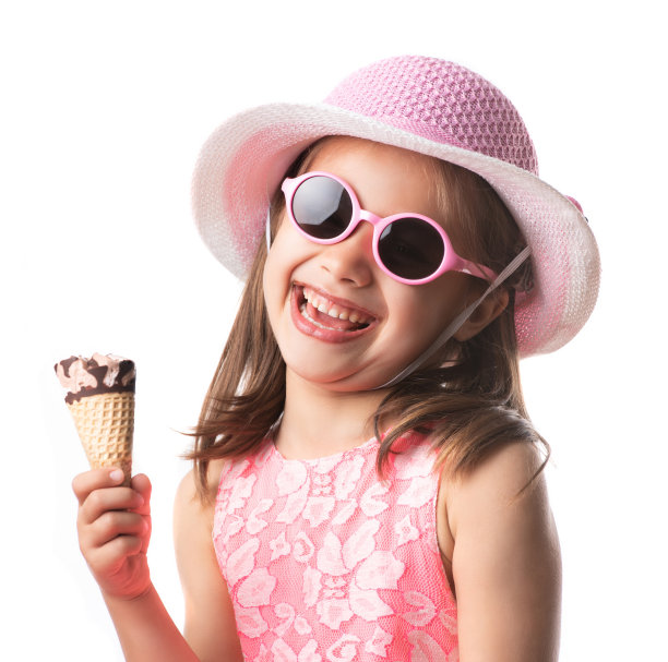 快乐的孩子女孩吃冰淇淋概念孤立在白色的背景图片下载