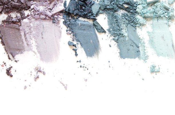 粉碎的眼影化妆集孤立的白色背景。时尚与美容行业的概念。副本的空间。——图片图片下载