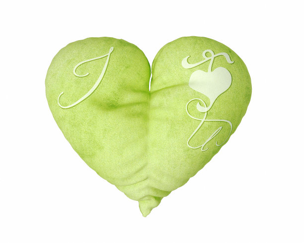 带有“我爱你”字样的心形枕头图片下载