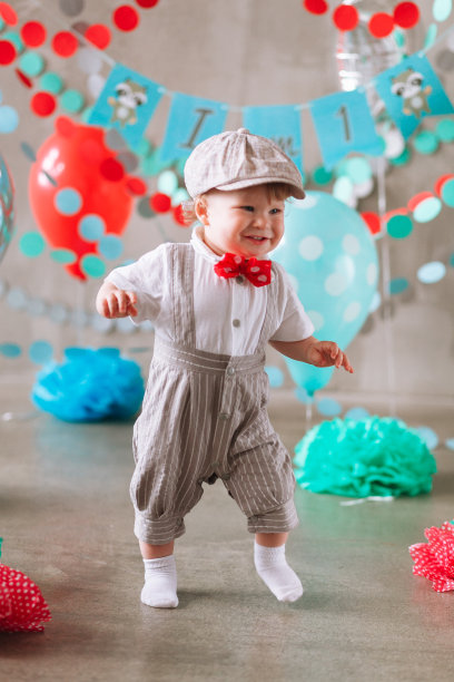 祝小宝贝一周岁生日快乐。孩子们的生日派对上装饰着气球和五颜六色的横幅图片下载