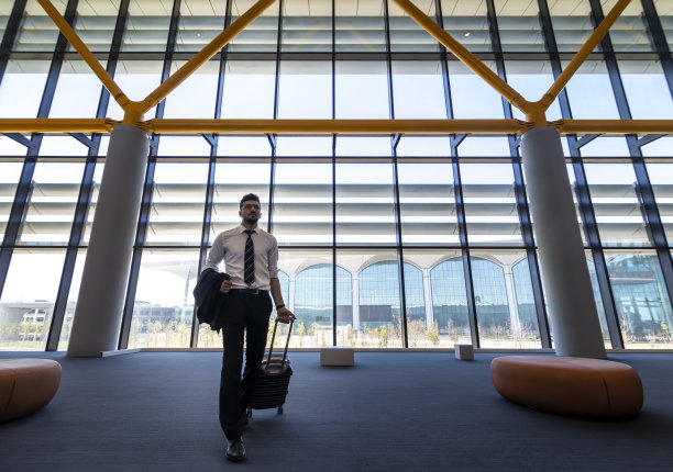 在机场出差的商人图片下载