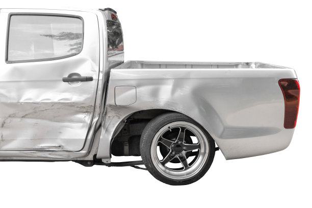 侧面浅灰色的车因捡拾意外损坏，后轮异常不能再行驶。与剪切路径隔离图片下载