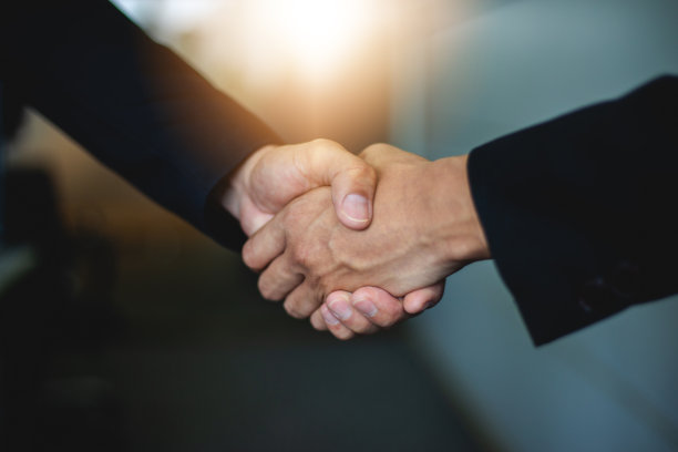 亚洲商人们微笑着握手表示同意签订合同并结束会议图片下载