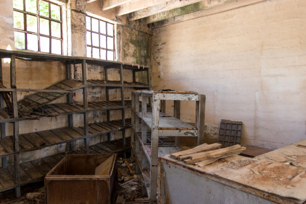 在废弃的房间清空架子图片下载