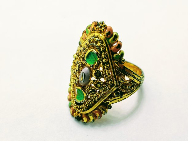 一枚孤立在白色背景上的金戒指图片下载